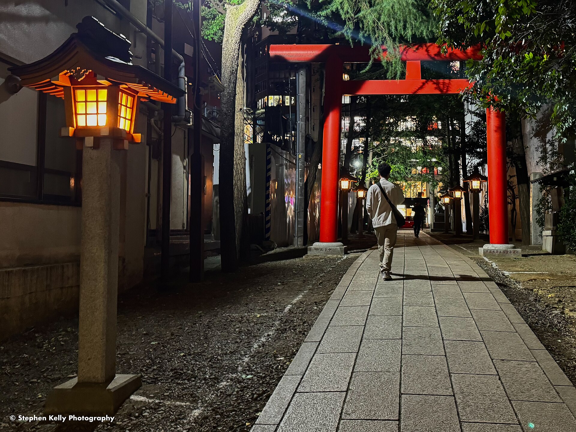 Hanazono Shrine lanterns at night